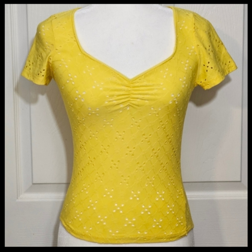 AMBIANCE Adorable Womens Short Sleeve Top, Bright Yellow, Sz M- Fits Tight